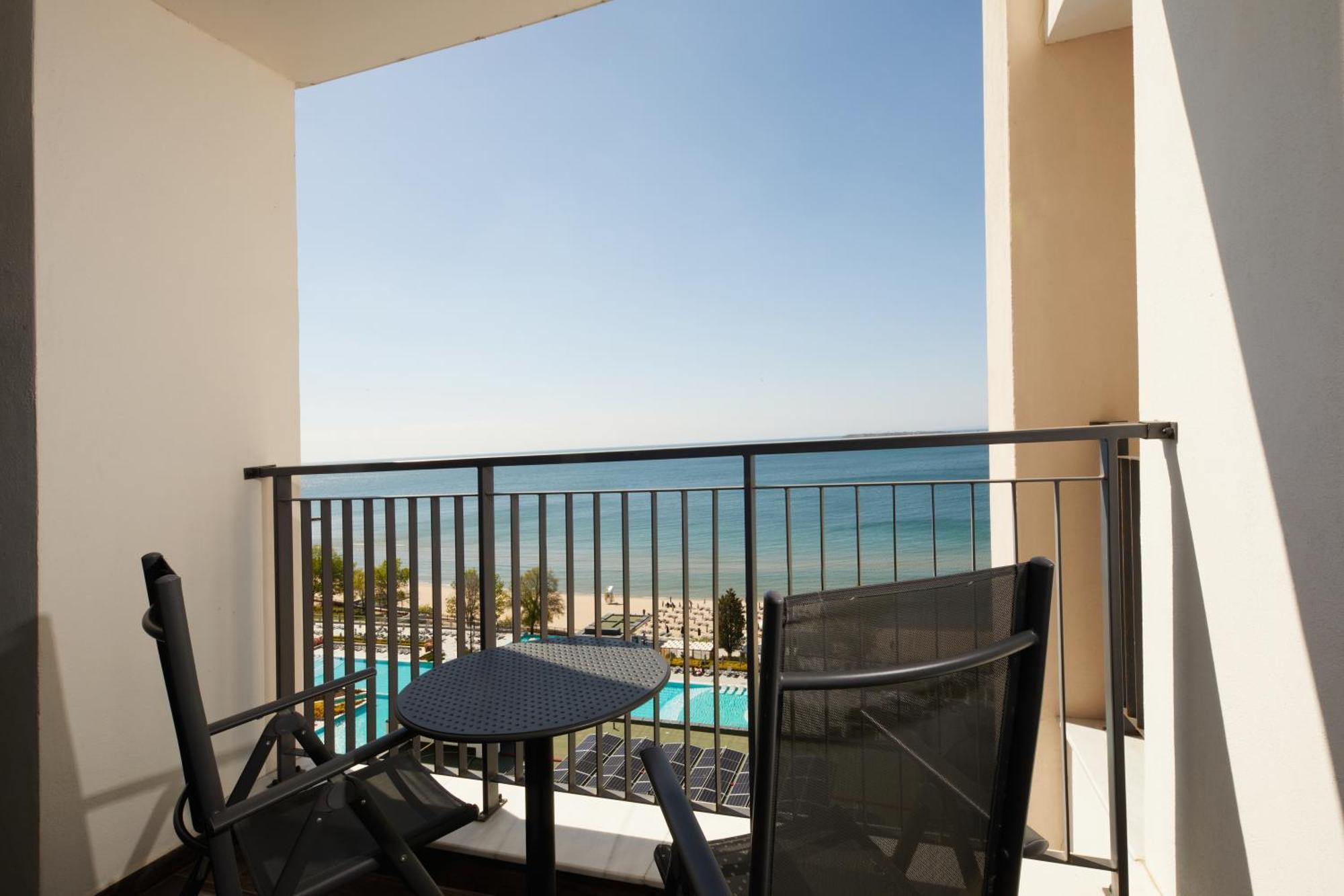 Secrets Sunny Beach Resort & Spa (Adults Only) الغرفة الصورة A balcony