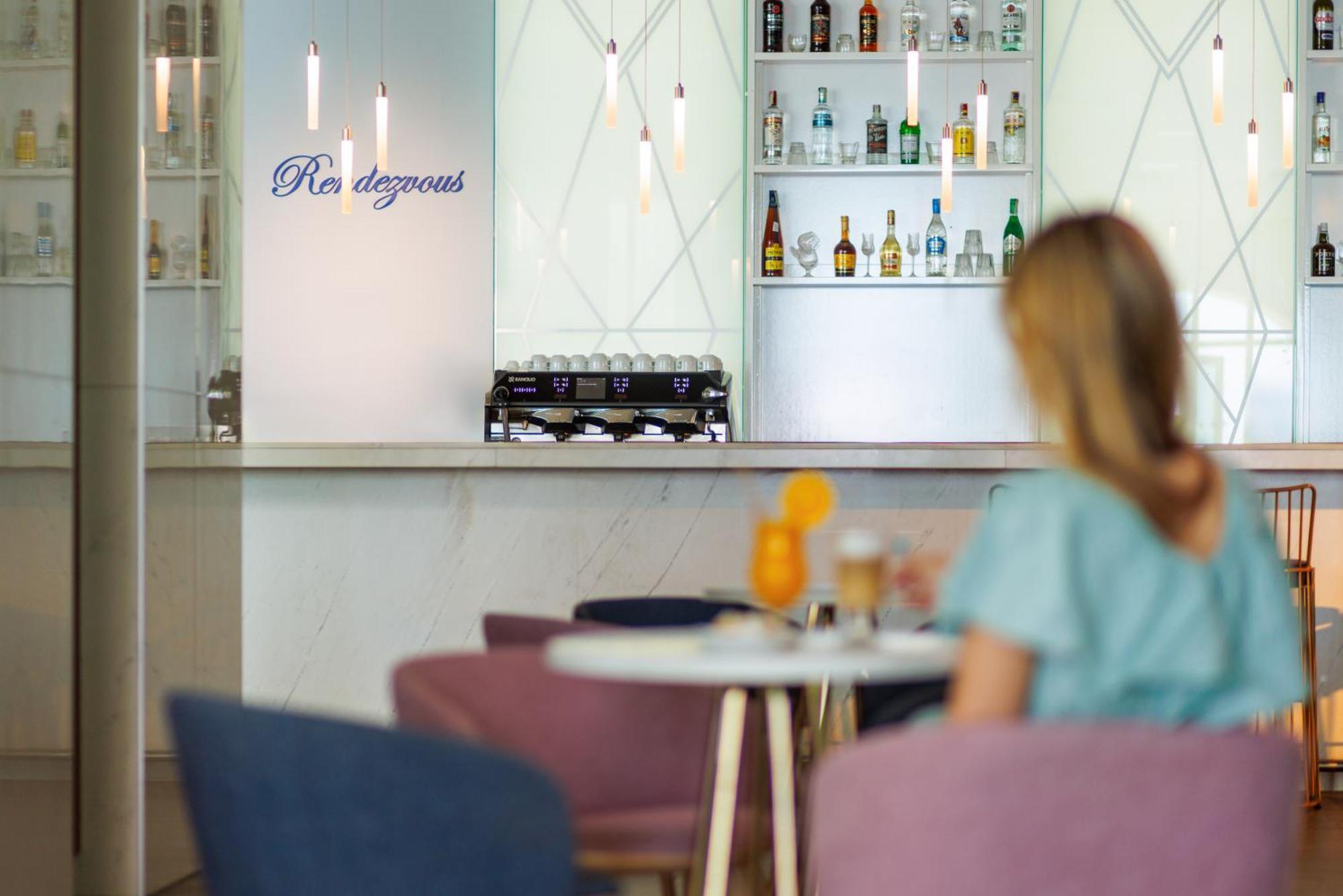 Secrets Sunny Beach Resort & Spa (Adults Only) المظهر الخارجي الصورة The bar at the lounge