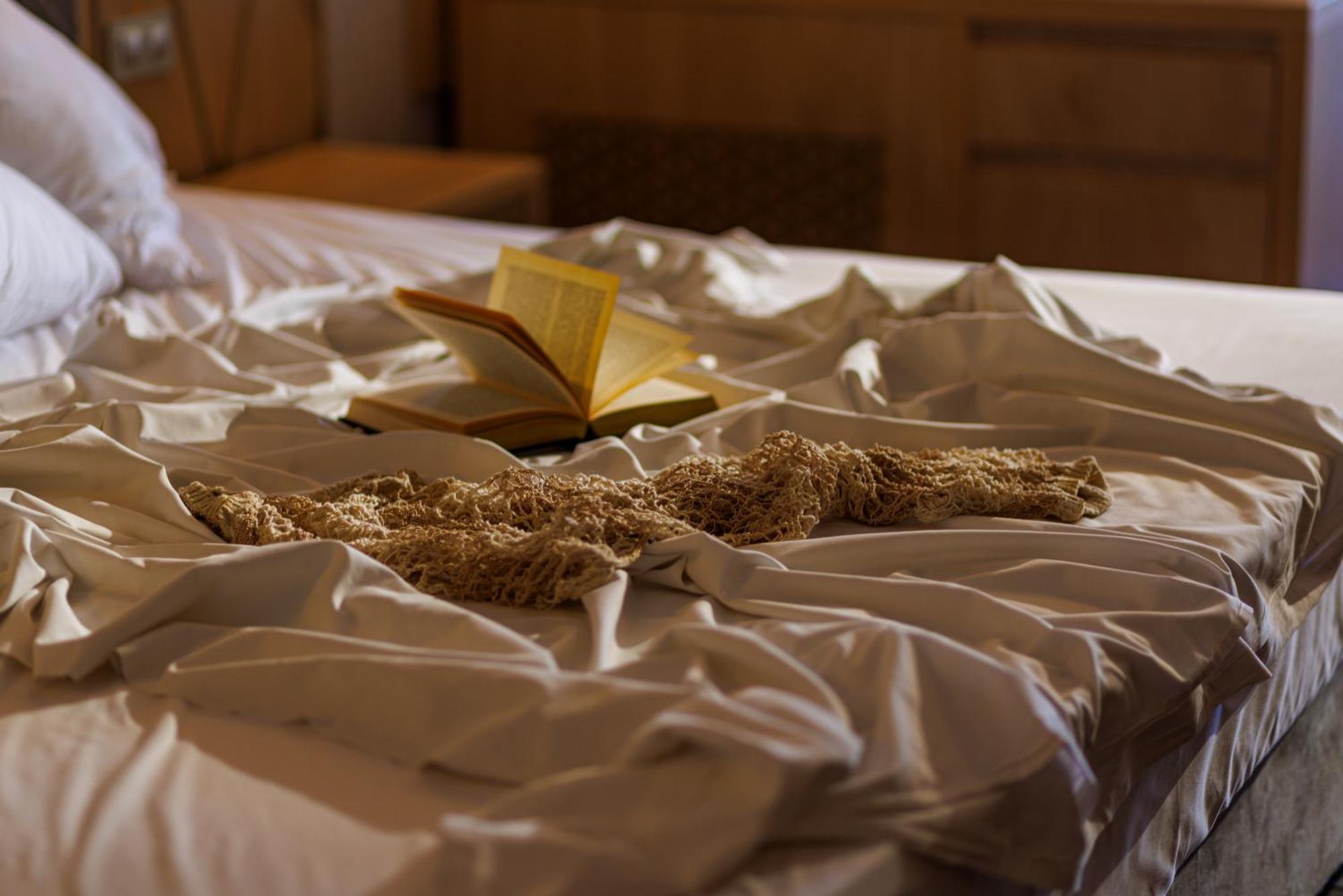 Secrets Sunny Beach Resort & Spa (Adults Only) المظهر الخارجي الصورة A bed with a book and a cat